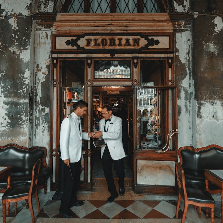 Bellhop (Asisten Tamu)